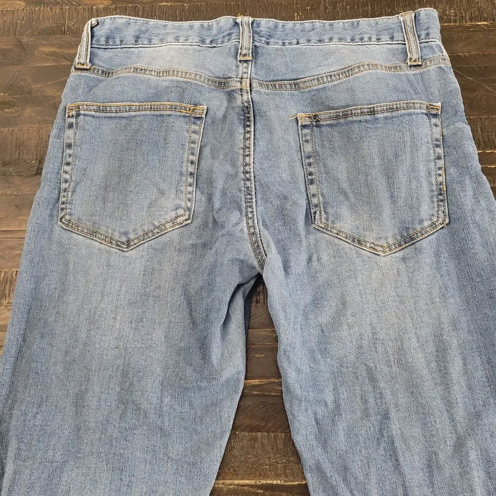 Forever 21 Men's Light Wash Distressed Jeans Size 31x32 Denim Slim Fit